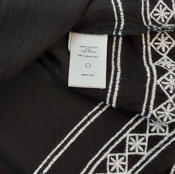 CeCe Black & White Split-Neck Sleeveless Embroidered  Peplum Top - Size XL - Picture 6 of 6